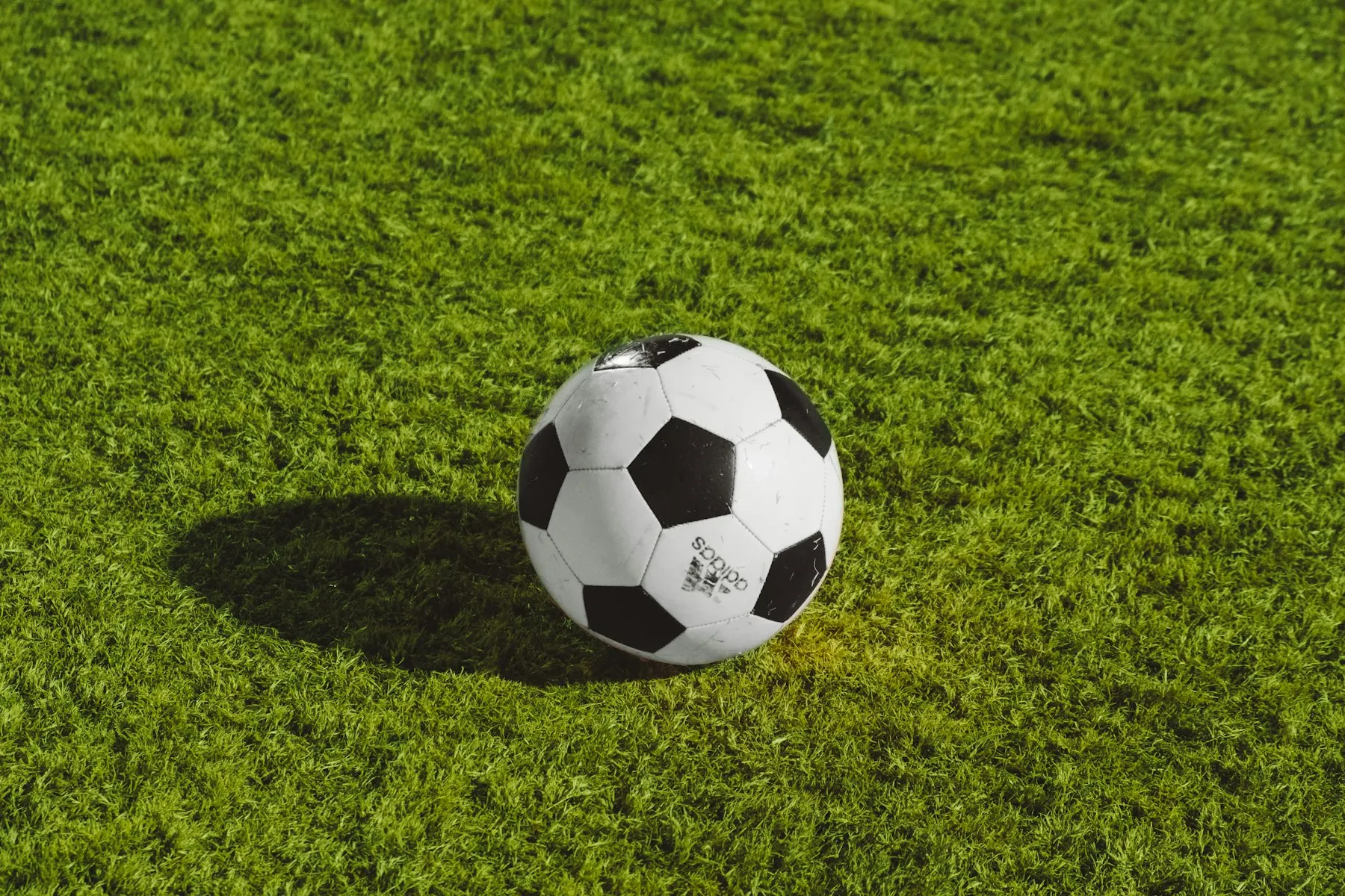 Fußballstadion bei Flutlicht