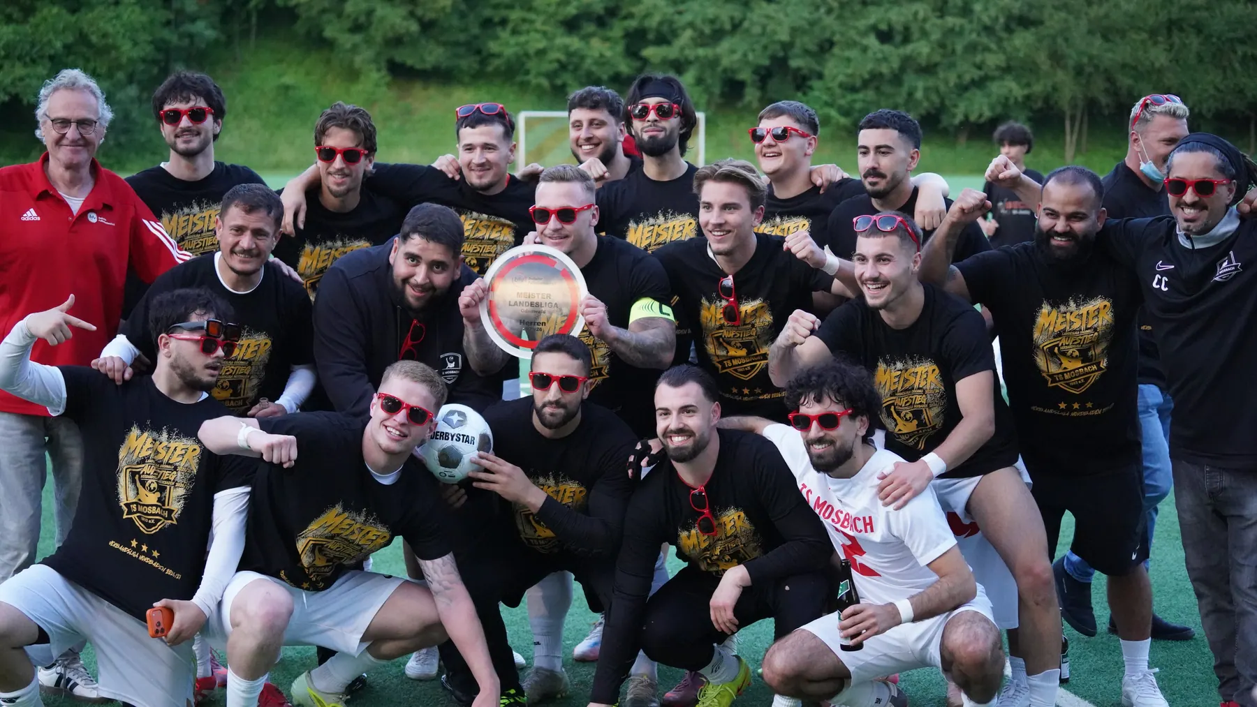 Mannschaft von Türkspor Mosbach beim Jubel nach einem Spiel